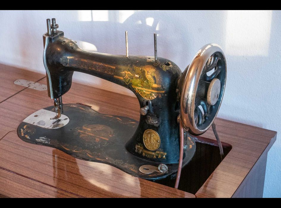 Máquina de costura Singer com Móvel