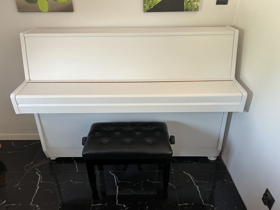 Białe pianino Hyundai U810