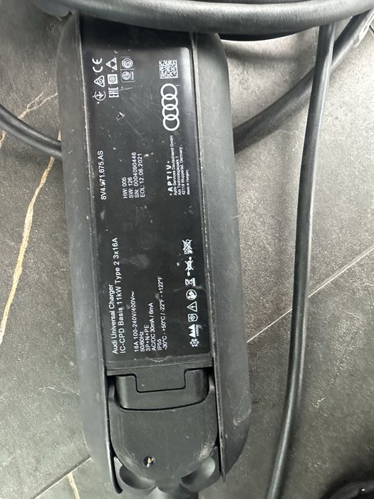 Зарядний пристрій оригінальний Audi E-TRON