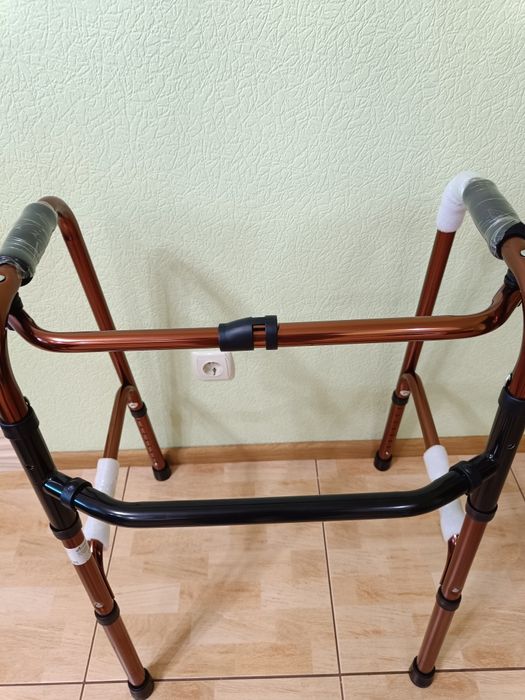 Ходунки (ходуни). На колесах та без. Крокуючі та переставні. Нові