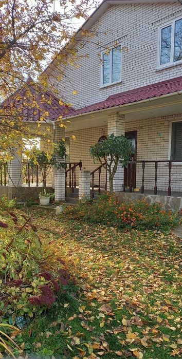 Продається 2-поверховий будинок, 200 м2, 47 соток, с. Гостролуччя