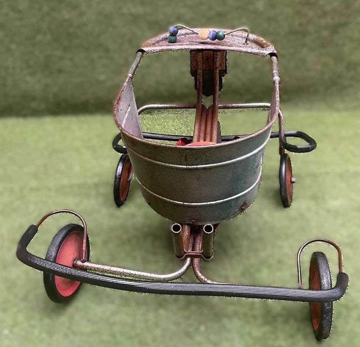 Triciclo de criança de metal com assento de madeira