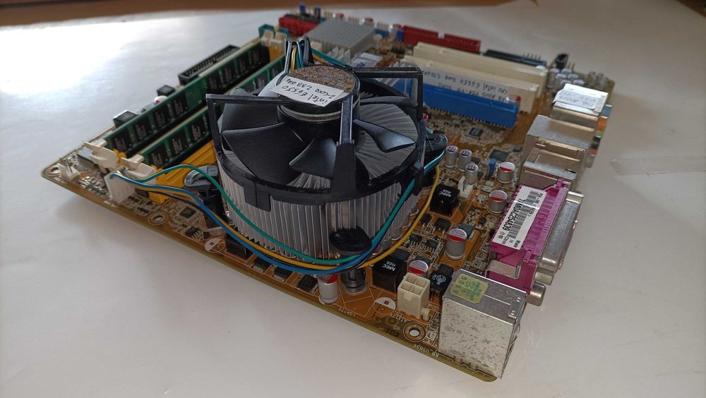 Motherboard ASUS P5K-VM com processador Intel E6550
