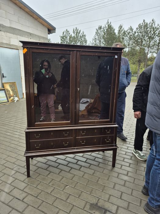 Wysoka przeszklona komoda