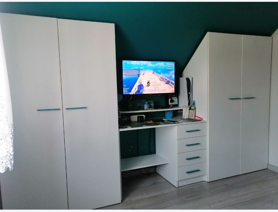 Zestaw białych mebli, do pokoju ze skosami