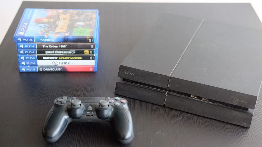 Playstation 4 com 6 Jogos e Comando
