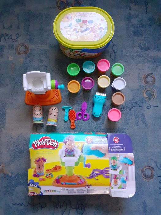 Ciastolina Play Doh+ciastolina z innego zestawu,wszystko działa.
