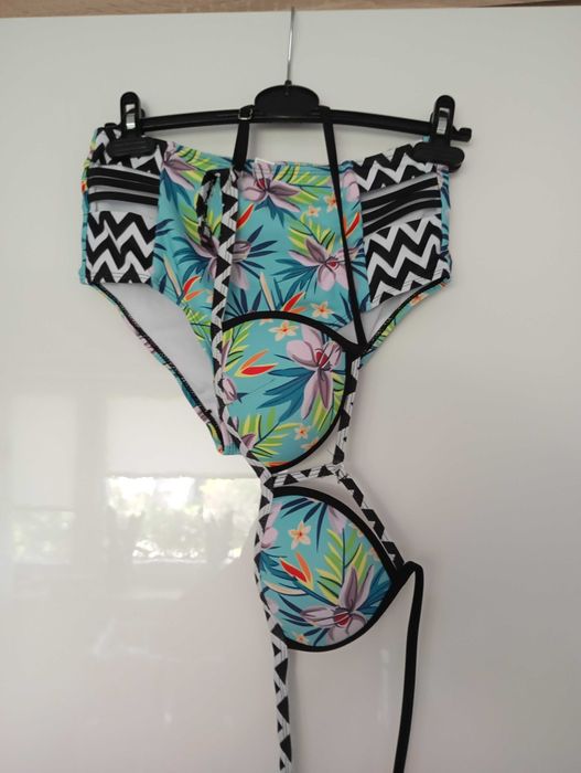 Strój kąpielowy z wysokim dołem