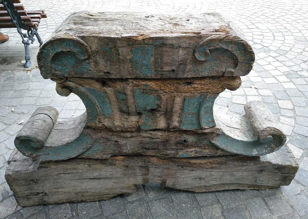 Antigo suporte de sino em madeira séc. XVIII/XIX
