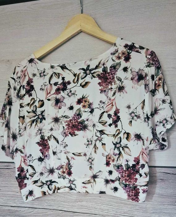 Zestaw top + spódniczka o pięknym kwiatowym fasonie