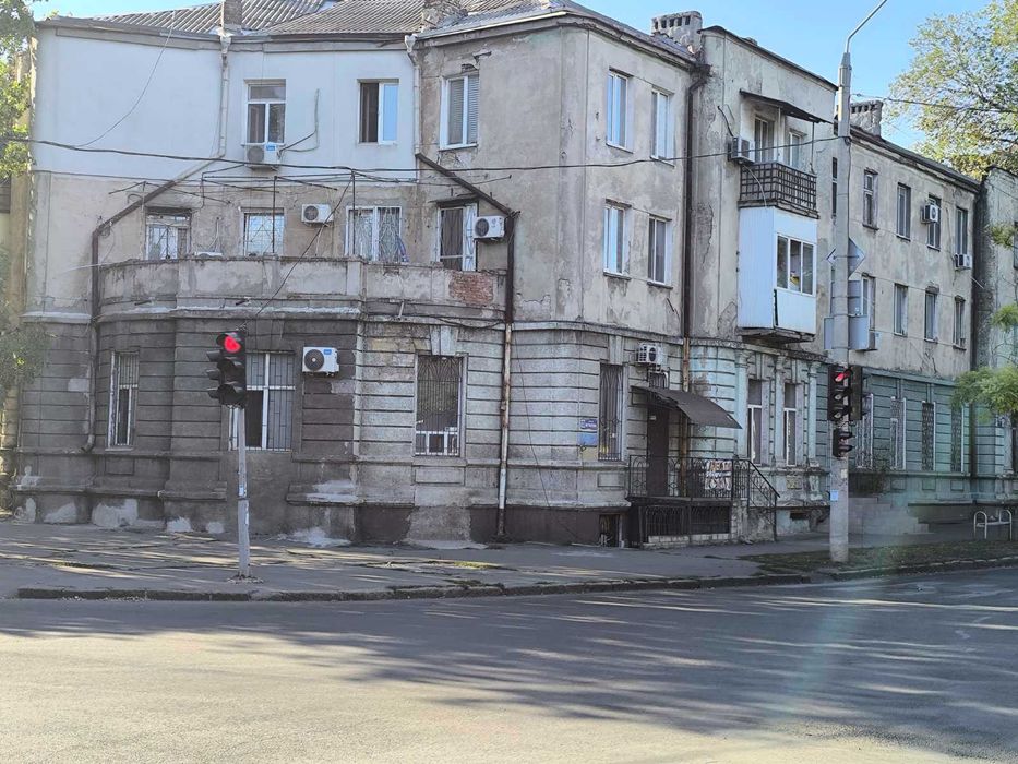 Продам фасадный офис на Мечникова. Свой подвал.