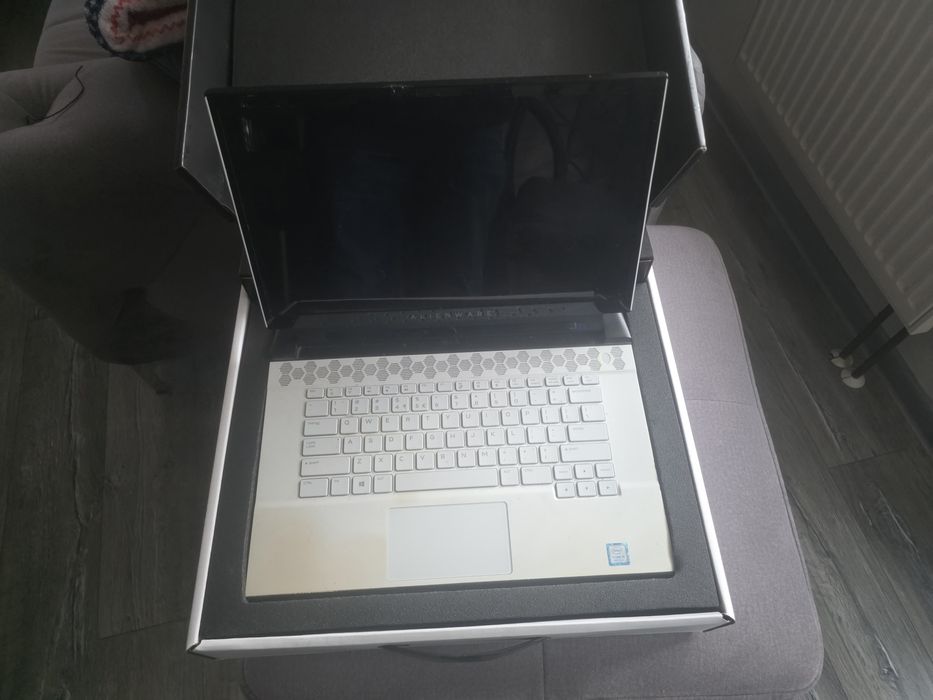 ekranem OLED 


---

Alienware m15 – klasa premium | i9-9880H | RTX 2