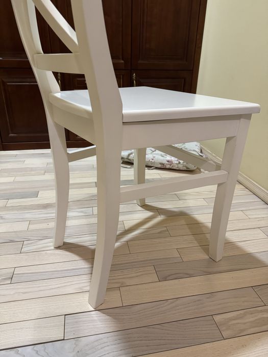 Стілець із дерева білий