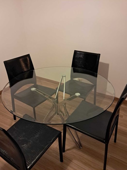 Mesa de vidro temperado, com 1,20m, e 4 cadeiras