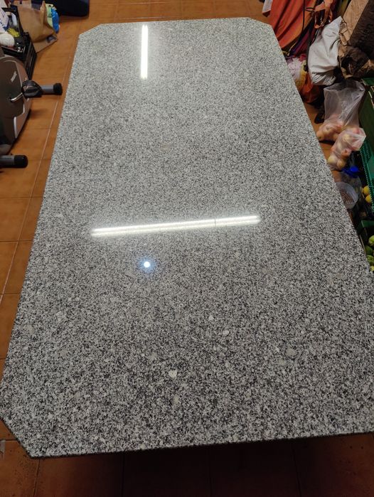 Mesa de jantar em granito
