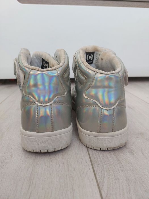Holograficzne srebrne sneakersy Cropp 38