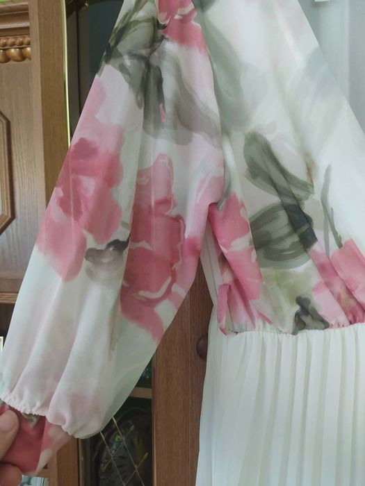 Długa sukienka z plisowanym dołem