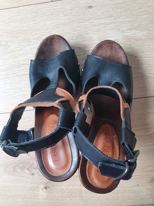 Drewniane buty na obcasie