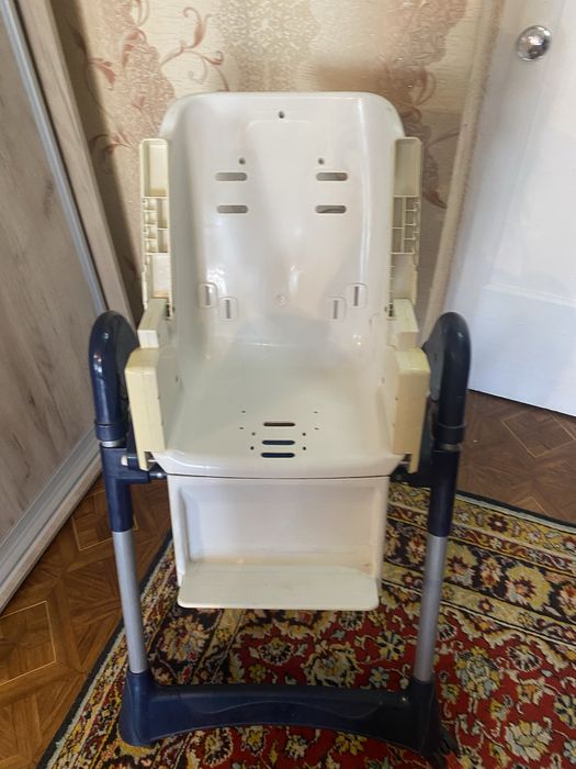 Стіл для годування