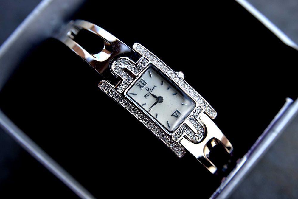 Вінтажний годинник браслет з цирконами bulova, вінтаж стиль cartier