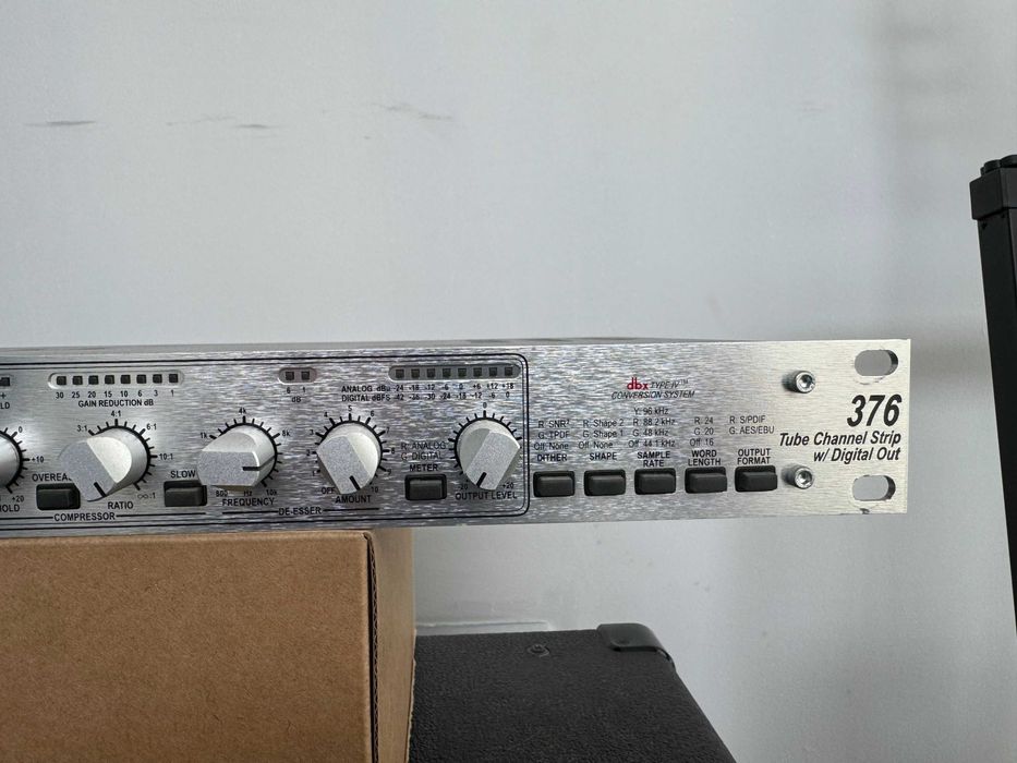 DBX 376 Pré amplificador a válvulas para voz