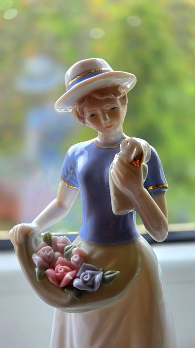 Porcelanowa dziewczyna z kwiatami PMI