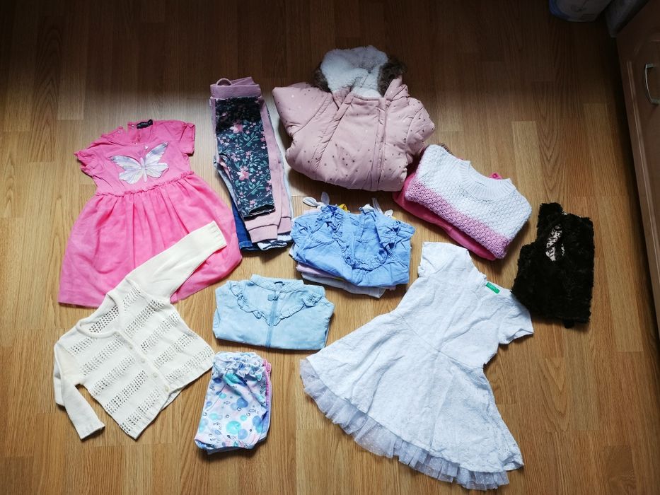 Zestaw ubranek dla dziewczynki w rozmiarze 80
