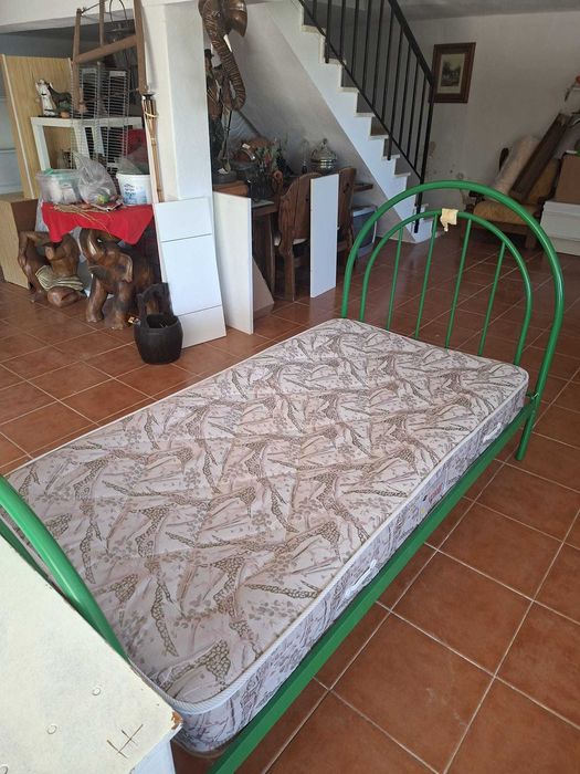 Conjunto de quarto: 2 camas individuais com colchões, mesa de cabeceira e roupeiro