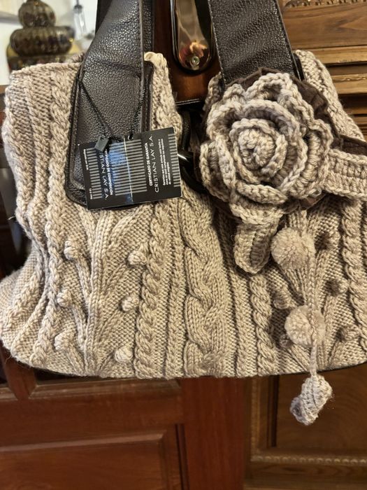 Original carteira  em lã bege e castanha com pormenores.