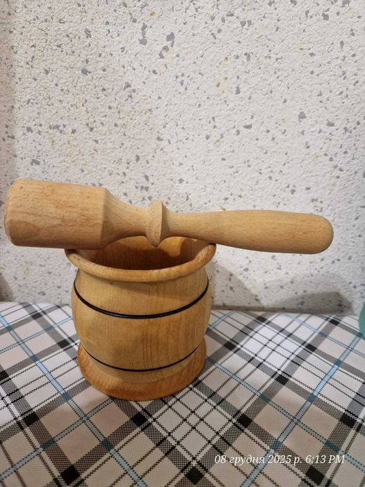 Ступка дерев'яна з товкачиком.