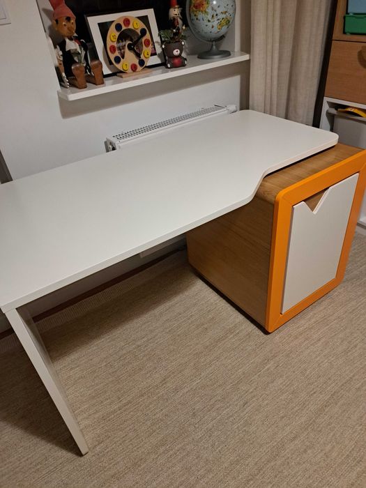 Meble dziecięce - biurko, komoda