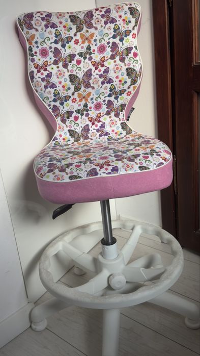 Piekny fotel do biurka dla dziewczynki.