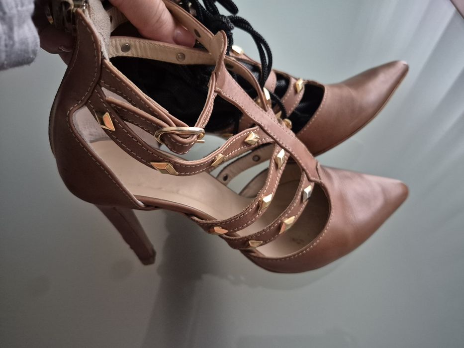 Stiletos couro com tachas