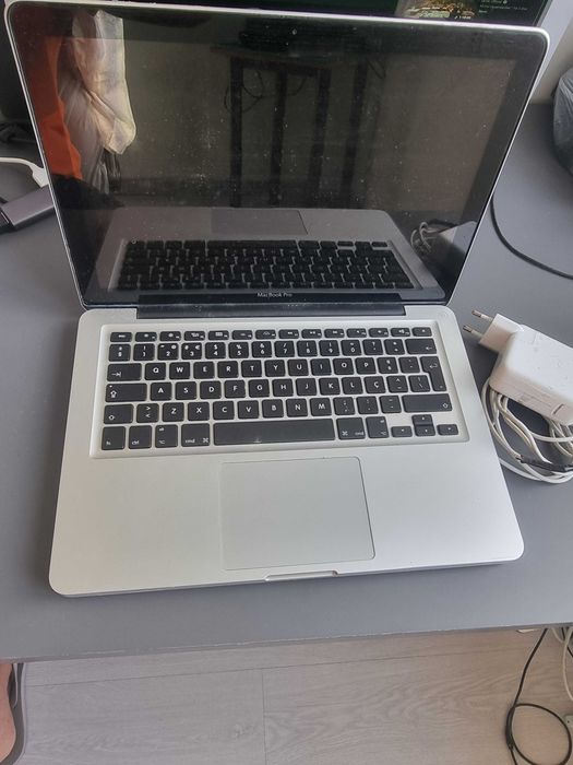 MacBook Pro 13" Unibody (Modelo A1278) + Carregador para peças avariado