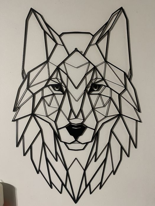 Geometryczny Wilk – Dekoracja Ścienna z Płyty HDF 58 × 39,5 cm