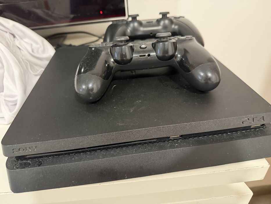 Playstation 4 com dois comandos