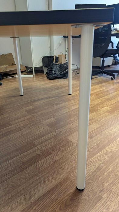 Mesa IKEA Linnmon Castanho Escuro + Pernas Adils Brancas 140cm x 60cm