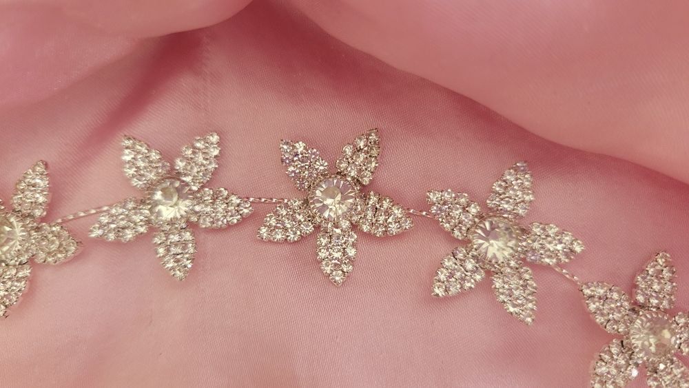 Tiara de Cabelo Prateada em Aço Inoxidável com Flores Brilhantes