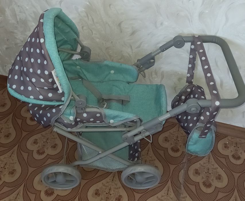Коляска для ляльок в ідеальному стані