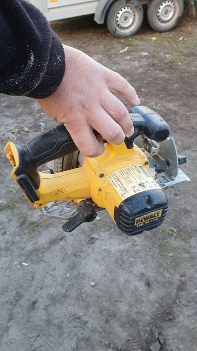 Pilarka tarczowa dewalt