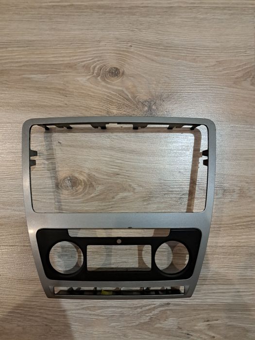 Ramka do radia Skoda