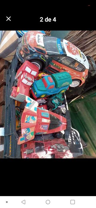 100 carrinhos de varios tamanhos uns de ferro outros de plastico