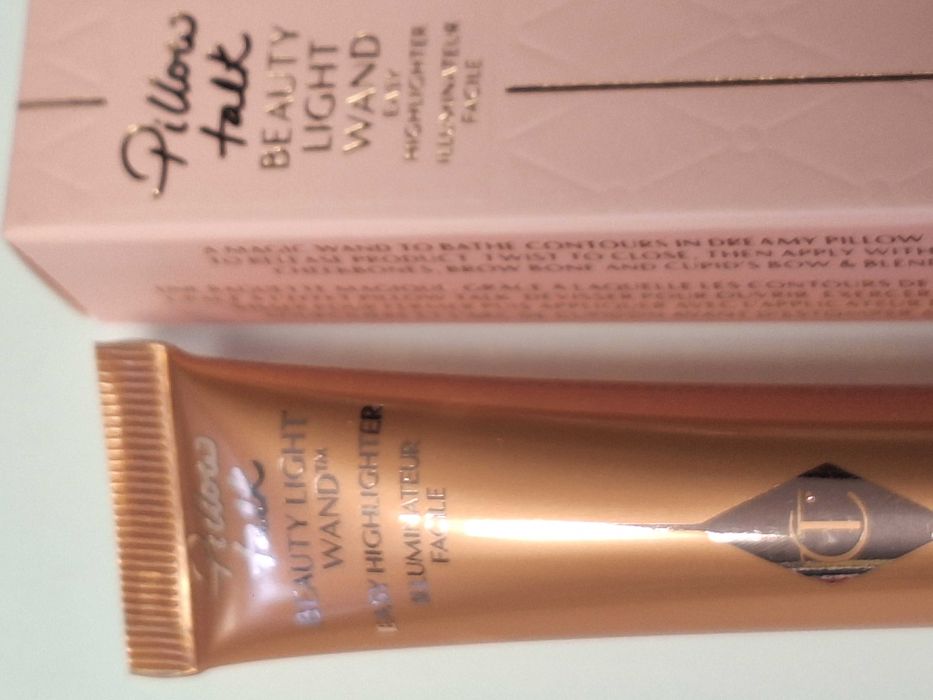 Charlotte Tilbury rozświetlacz w płynie Pillow Talk Medium 12 ml