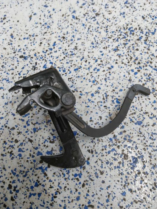 Zamek pokrywy silnika skoda octavia 2 Lift