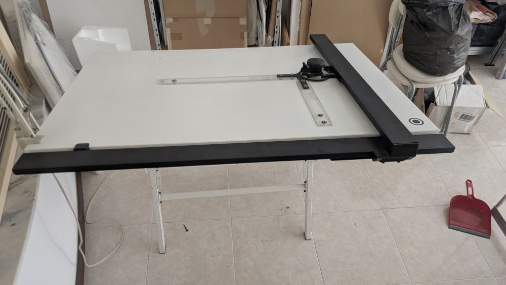 Estirador  com máquina de desenho molin