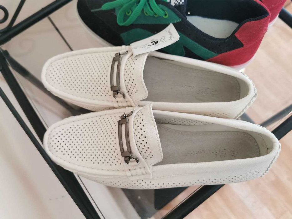 Білі мокасини з перфорацією