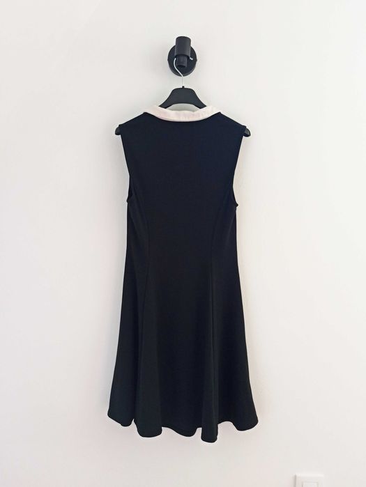 Mała czarna sukienka z białym kołnierzykiem rozkloszowana