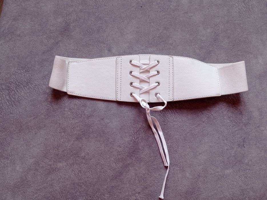 Корсет білого кольору