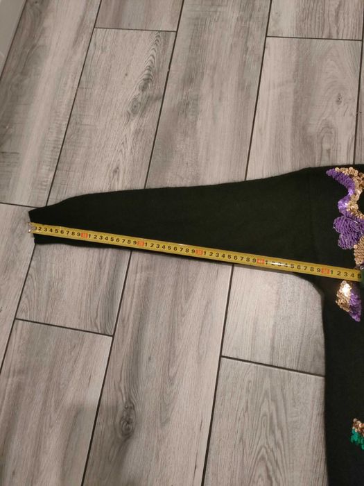 Sweter damski pięknie zdobiony cekinami