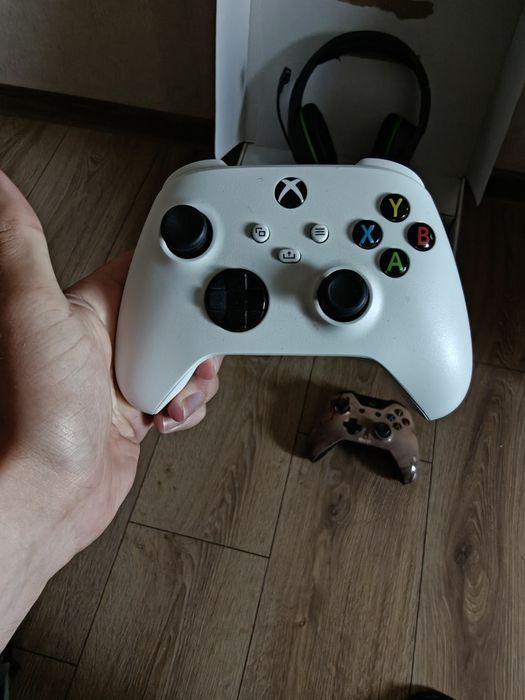 Продам Xbox series s+2 геймпада+навушники